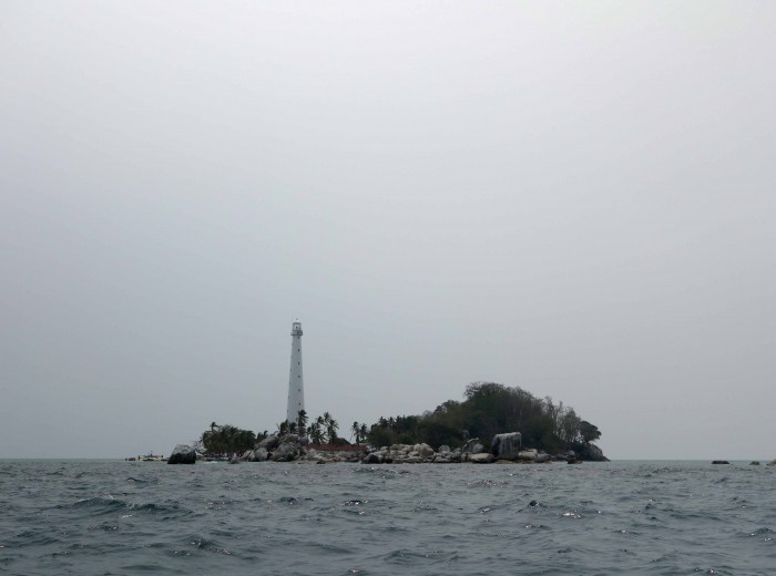 Ile de Lengkuas dans le Haze Belitung Indonésie