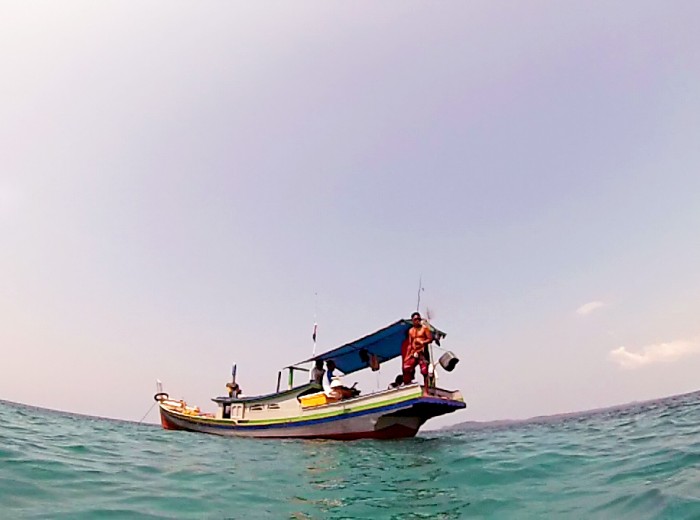 Hors de l’eau le bateau Belitung Indonesie