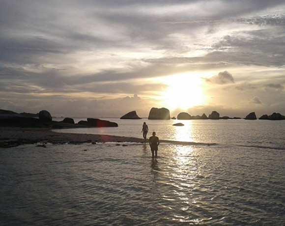 Sunset sur ile déserte Belitung Indonésie Go Belitung